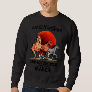 Onderschat nooit een oude vrouw die van paarden ho trui