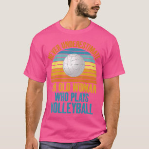 Onderschat nooit een oude vrouw die volleybal spee t-shirt