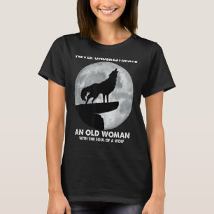 Onderschat nooit een oude vrouw met de ziel van de t-shirt