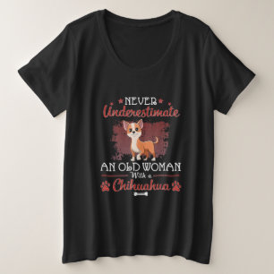 Onderschat nooit een oude vrouw met een Chihuahua Grote Maat T-shirt