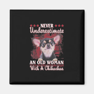 Onderschat nooit een oude vrouw met een Chihuahua Magneet