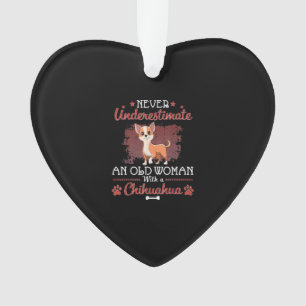 Onderschat nooit een oude vrouw met een Chihuahua Ornament