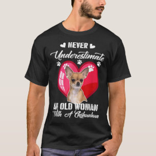 Onderschat nooit een oude vrouw met een Chihuahua T-shirt