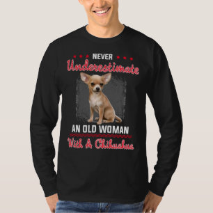 Onderschat nooit een oude vrouw met een Chihuahua T-shirt