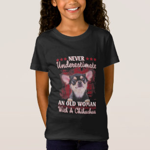 Onderschat nooit een oude vrouw met een Chihuahua T-shirt