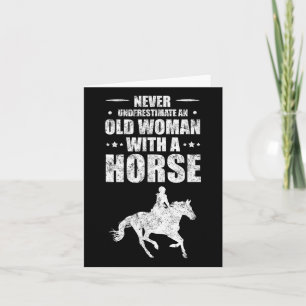 Onderschat nooit een oude vrouw met een paard kaart