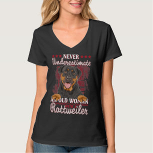 Onderschat nooit een oude vrouw met een rottweiler t-shirt