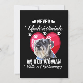 Onderschat nooit een oude vrouw met een schnauzer bedankkaart