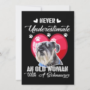 Onderschat nooit een oude vrouw met een schnauzer feestdagenkaart