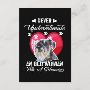 Onderschat nooit een oude vrouw met een schnauzer informatiekaartje