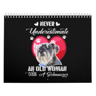 Onderschat nooit een oude vrouw met een schnauzer kalender
