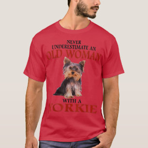 Onderschat nooit een oude vrouw met een YORKIE T-shirt