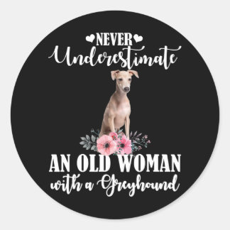 Onderschat nooit een oude vrouw met Greyhound Ronde Sticker