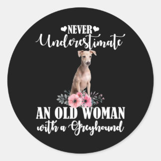 Onderschat nooit een oude vrouw met Greyhound Ronde Sticker