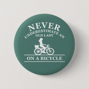 onderschat nooit een oude vrouw op een fiets ronde button 5,7 cm
