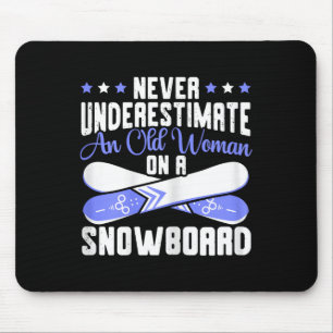 Onderschat nooit een oude vrouw op sneeuwbordsneeu muismat