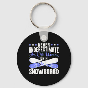 Onderschat nooit een oude vrouw op sneeuwbordsneeu sleutelhanger