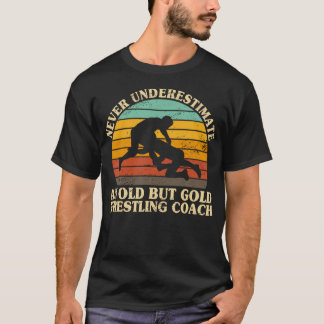 Onderschat nooit een oude worstelcoach Worstelen T-shirt
