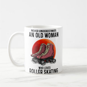 Onderschat nooit een oudere vrouw die van rolschaa koffiemok