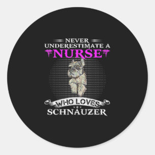 Onderschat nooit een verpleegster die Schnauzer ve Ronde Sticker