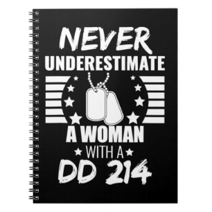 Onderschat nooit een vrouw DD 214 Veteran's Notitieboek