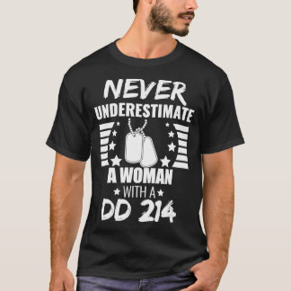 Onderschat nooit een vrouw DD 214 Veteranendag T T-shirt