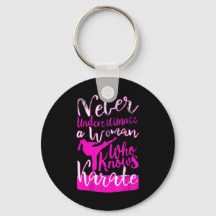 Onderschat nooit een vrouw die het citaat van Kara Sleutelhanger