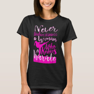 Onderschat nooit een vrouw die het citaat van Kara T-shirt