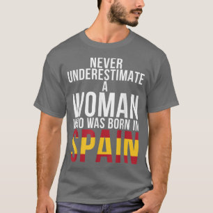 Onderschat nooit een vrouw die in Spanje is gebore T-shirt