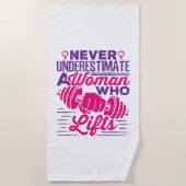 Onderschat nooit een vrouw die leeft strandlaken (Voorkant)