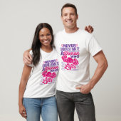 Onderschat nooit een vrouw die leeft t-shirt (Unisex)