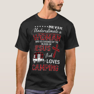 Onderschat nooit een vrouw die onder b valt t-shirt