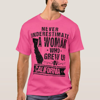 Onderschat nooit een vrouw die opgroeide in Califo T-shirt