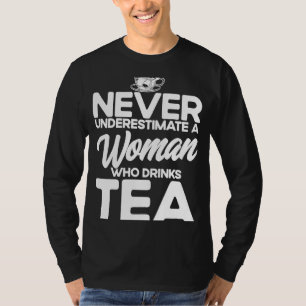 Onderschat nooit een vrouw die thee Drink T-shirt