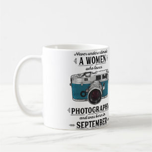 Onderschat Nooit Een Vrouw Die Van Fotografie Houd Koffiemok