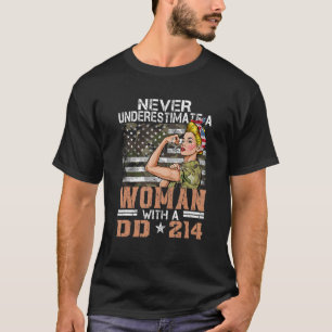 Onderschat nooit een vrouw met DD 214 Proud US V T-shirt