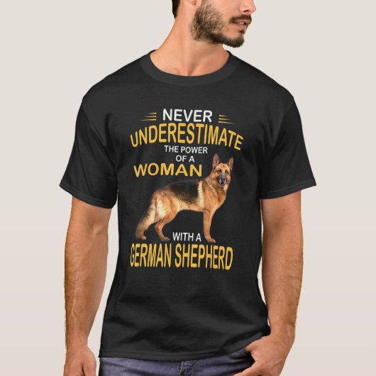 Onderschat nooit een vrouw met een Duitse herder T-shirt (Voorkant)