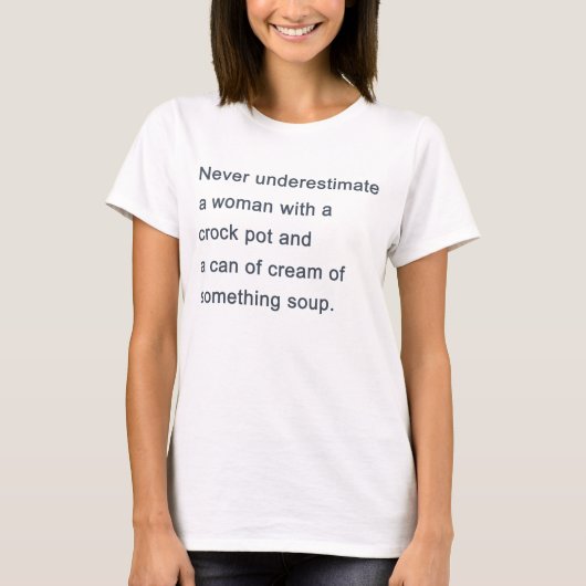 Onderschat nooit een vrouw met een krakkempot. t-shirt (Voorkant)