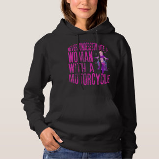 Onderschat nooit een vrouw met een motorfiets A Hoodie