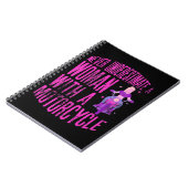 Onderschat nooit een vrouw met een motorfiets A Notitieboek (Linkerzijde)