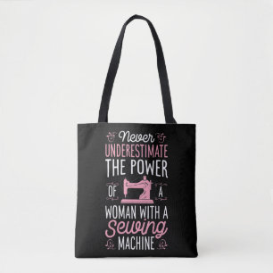 Onderschat nooit een vrouw met een naaimachine draagtas