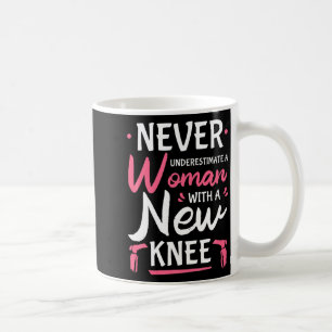 Onderschat nooit een vrouw met een nieuwe knieprot koffiemok