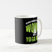 Onderschat nooit een vrouw met een Yoga Mat_ Funny Koffiemok (Voorkant rechts)