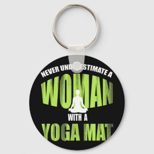 Onderschat nooit een vrouw met een Yoga Mat_ Funny Sleutelhanger