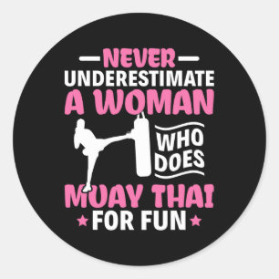 Onderschat nooit een vrouw Thais boksen Muay Thai Ronde Sticker