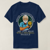 Onderschat nooit en oud Man met een Pickleball T-shirt (Design voorkant)