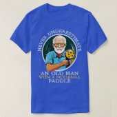 Onderschat nooit en oud Man met een Pickleball T-shirt (Design voorkant)