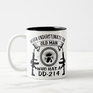 Onderschat nooit het oude Man dat een DD-214 heeft Tweekleurige Koffiemok