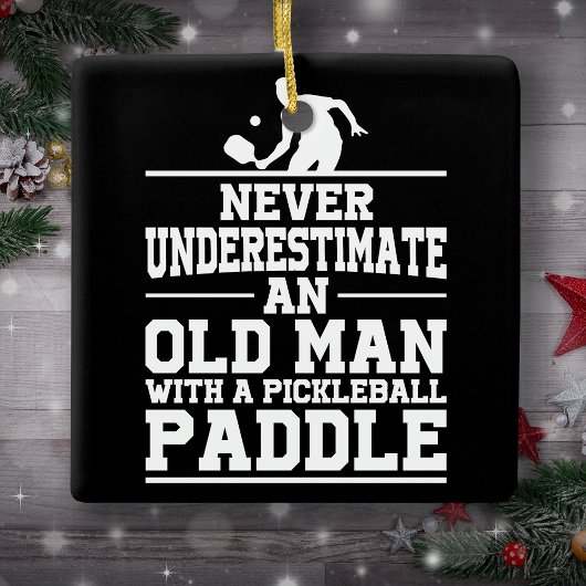 Onderschat nooit het oude Man Pickleball Kerstbal Keramisch Ornament