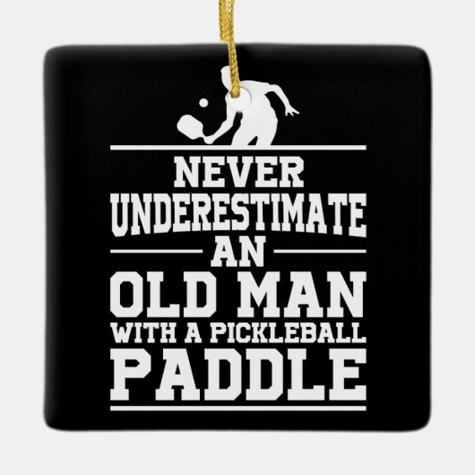 Onderschat nooit het oude Man Pickleball Kerstbal Keramisch Ornament (Voorkant)